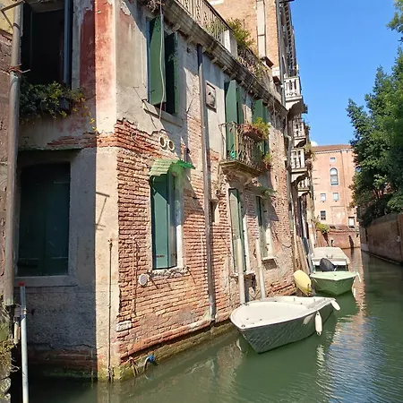 Ca'dei Nonni Canal View Apartment Venice