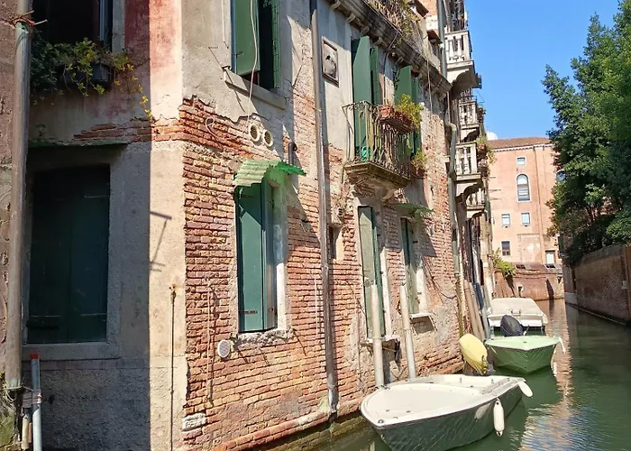 Ca'dei Nonni Canal View Apartment Venice